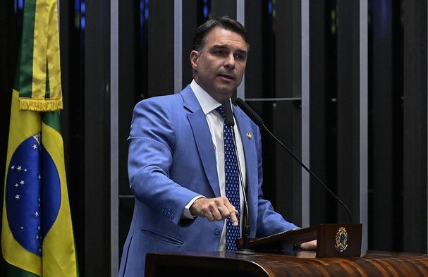 Defesa de Flávio Bolsonaro pede a Mendonça para abrir inquérito sobre uísque de Vorcaro a Lula