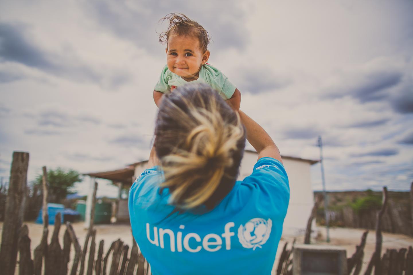 Pais veem palmada como disciplina e não como violência, alerta Unicef