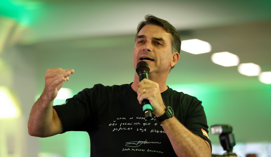 ‘Imagina se fosse agora, eu teria viajado no avião de Alexandre de Moraes’, ironiza Flávio