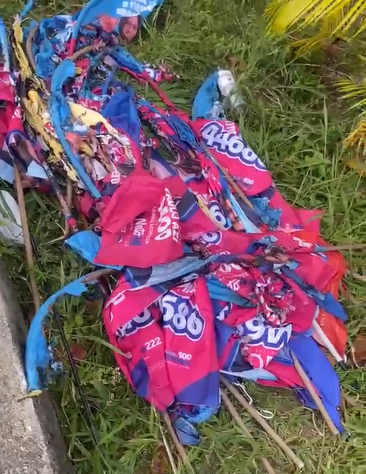 Materiais de campanha são vandalizados em Simões Filho