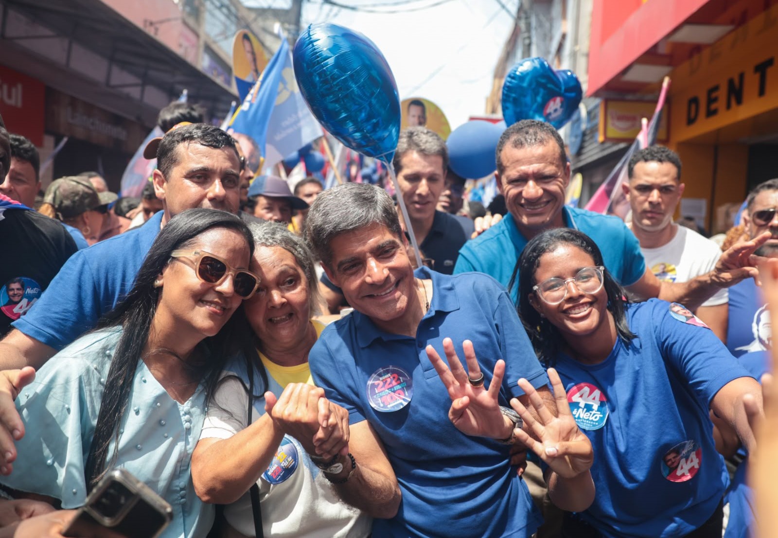 Onda azul toma conta das ruas de Valença em grande caminhada com ACM Neto, Zé Cocá, Coronel e João Roma