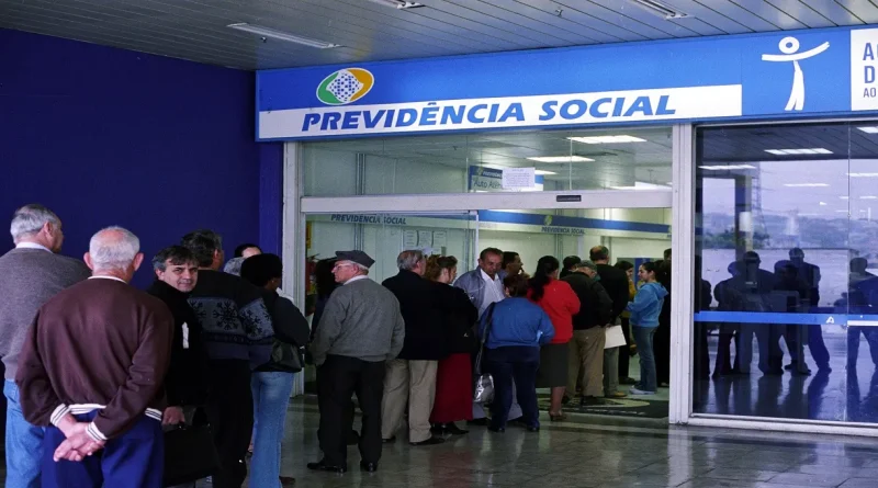 Fila do INSS cai 16% em dois meses após análise de 500 mil processos